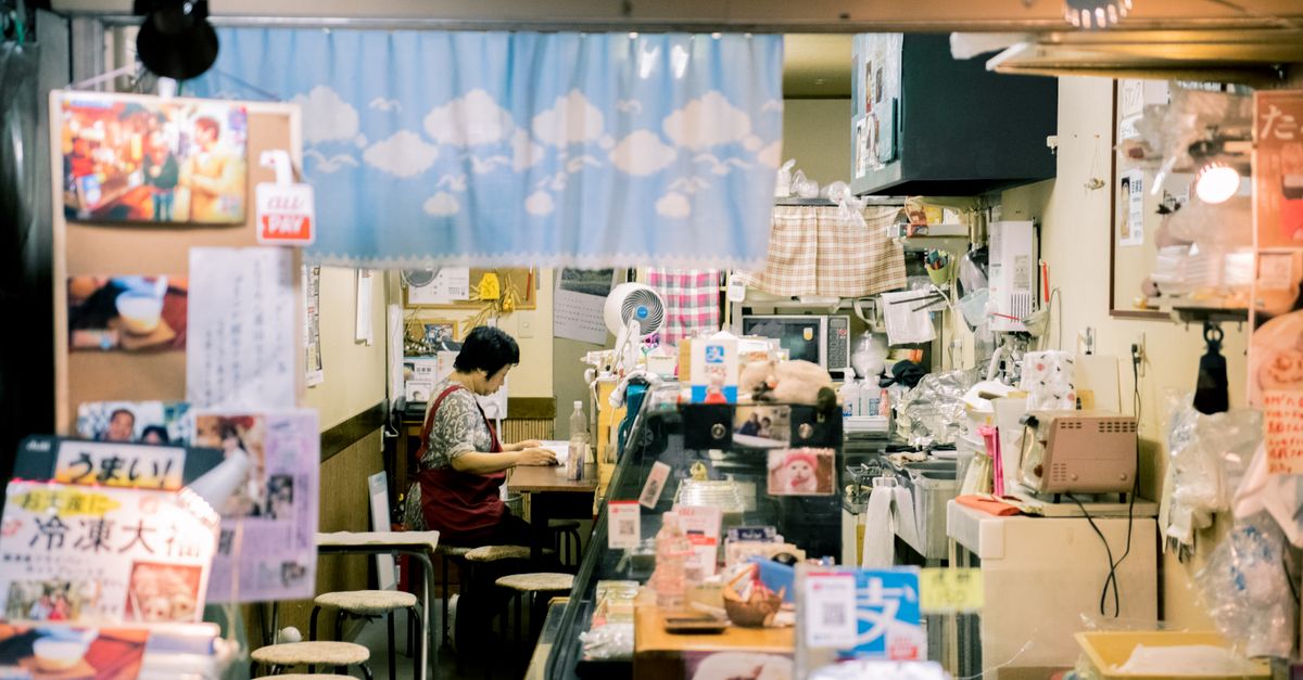 大阪の小さな店舗で働く店主(小規模事業者のイメージ)